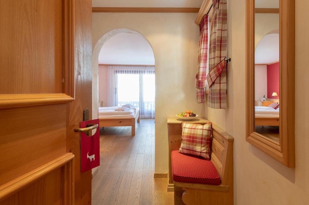 Hotel Alpina クロスタース エクステリア 写真